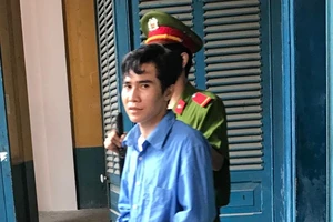 Chia tay đòi quà còn phóng lửa đốt người yêu 