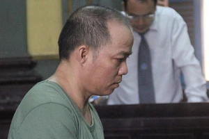 Cha dượng xâm hại cả hai con riêng của vợ