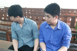 Tự tông vào xe cứu hộ, 2 anh em đâm tài xế tử vong