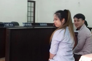 Cặp tình nhân trẻ lãnh hàng chục năm tù vẫn cười tươi