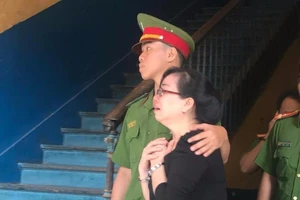 Cảm động: Cảnh sát ôm vai trấn an bà 'trùm' bị án tử