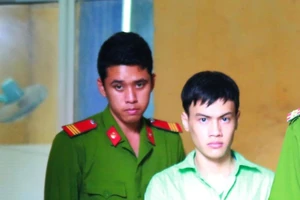 Đánh 'vợ' lòi ra tội... hiếp dâm trẻ em