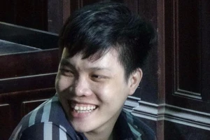 Nam thanh niên giết người ra toà vẫn tươi cười 