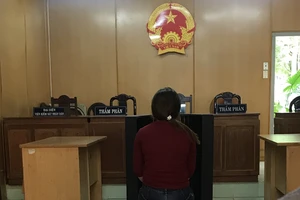 Mang vàng giả kèm hóa đơn thật đi cầm