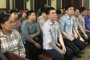 Hưởng thụ trên thân xác người chuyển giới 