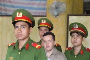 Thương nhân nước ngoài hầu tòa vì giả ngây 'làm ăn lớn'