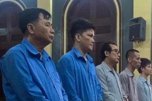 Cha ra tù lại lôi kéo con... vô tù