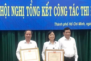 TAND TP.HCM nhận bằng khen của chánh án TAND Tối cao