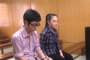 Sờ soạng 'vùng kín' lấy iPhone của người nước ngoài