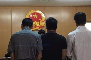 Nhân viên sân bay 'rút ruột' hàng ngàn lít xăng 