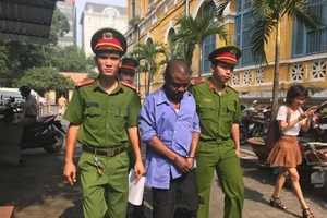 Người nước ngoài dùng hộ chiếu giả rút hàng trăm triệu 