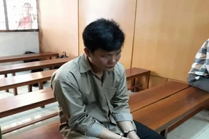 Giết vợ trong cơn say, chồng ra tòa khóc lóc