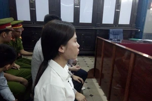 Cô gái đâm chết bạn trai bật khóc nức nở vì thoát tù