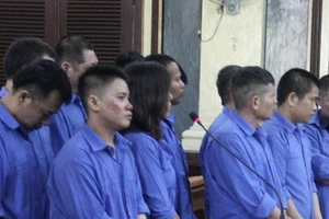 Rút gần 500.000 lít xăng máy bay, chiếm đoạt hàng tỉ đồng