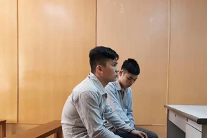 Đang hát karaoke bị côn đồ vô cớ xông vào đâm tử vong