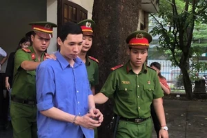 Cán bộ tham ô, ngân hàng phải có trách nhiệm với khách hàng