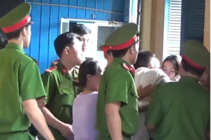 Tử tù nhào đến ôm hôn những người thân lần cuối