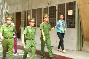 Nữ đội trưởng thuế nhận bọc tiền trăm triệu từ công ty vàng 