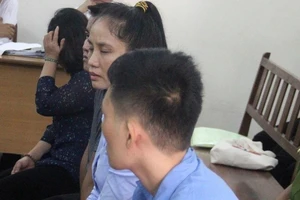 Để lọt 844 Iphone, Ipad qua sân bay, nữ hải quan lãnh án