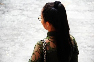 Bị cáo nhiều người tình ra tòa hóa điên