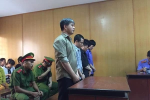 Thông dịch viên vào tù vì phi vụ...2.590 cái muỗng