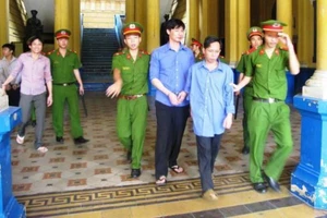 Trốn truy nã, giả sĩ quan quân đội né cảnh sát giao thông