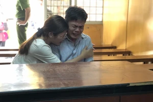 Chồng giết vợ, con ôm cha bật khóc tại toà