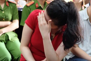 Hot girl Ngọc Miu chất vấn ngược lại kiểm sát viên tại toà