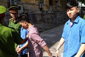 Nhóm thanh niên chuyên cướp giật các chai xịt khử mùi 