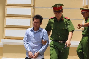 Thanh niên dùng dao đâm xuyên hàng rào sắt giết người