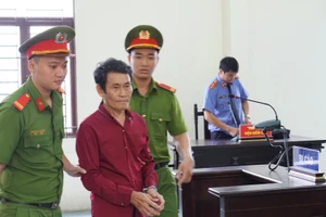 Người đàn ông 63 tuổi 'cưng nựng' bé gái lãnh 2 năm tù