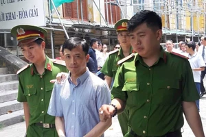 Xử vụ cán bộ hải quan nhận hối lộ để doanh nghiệp buôn lậu