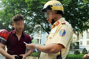 Trưởng phòng CSGT phải bồi thường tài xế 30 triệu vì phạt sai