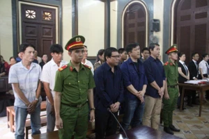 Vụ logo xe vua: Tòa quyết truy ra hàng chục CSGT nhận hối lộ 