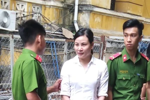 Đi chơi với bạn trai còn tranh thủ 'làm ăn' riêng