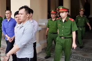 Nhóm cướp táo tợn mặc áo Grab, GoViet 