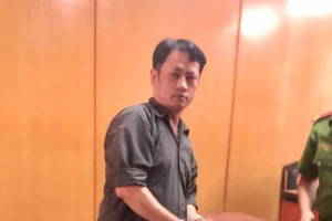 Tòa, viện dừng xử đi điều tra lời khai bị cáo