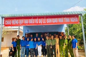 Tòa án và công an trao tặng nhà tình nghĩa, quà tết