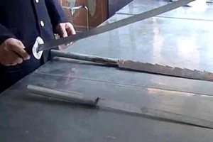 Tấn công tiếp tân khách sạn vì không được vào phòng bạn