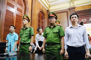 Triệu tập gần 200 người phiên phúc thẩm buôn thuốc ung thư giả