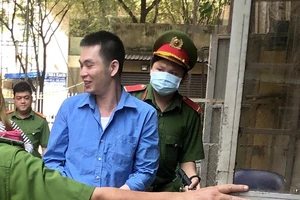 Người đàn ông từ Hà Nội vào TP.HCM mua hàng cấm