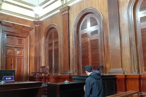 Một năm tù vì đăng ảnh bạn gái ở trần quỳ xin lỗi