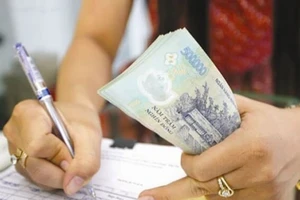 Bà bán nước ham bia, rượu rẻ bị phạt 20 triệu đồng