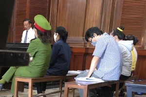 Tranh luận về tội trạng 5 nhân viên Công ty Tài chính cao su 