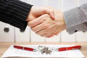 2 thanh niên thay nhau lừa 1 phụ nữ hơn tỉ đồng 