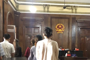 Chủ, nhân viên và cả khách chơi game cùng hầu tòa