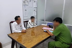 Các luật sư đưa một nghi can ra công an đầu thú