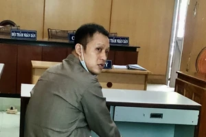 Dùng tiền giả mua nhiều điện thoại di động cũ