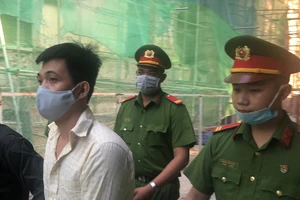 Dùng tiền giả mua điện thoại trên trang Tiki và Shopee