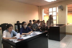 Tòa không chấp nhận việc công ty ông bầu đòi ca sĩ bồi thường